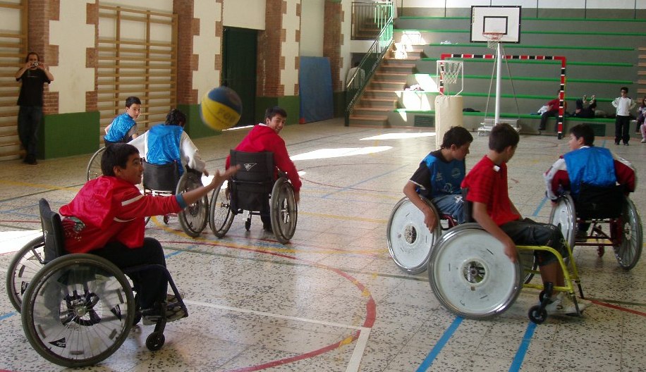 Alumnos practicando baloncesto en silla de ruedas